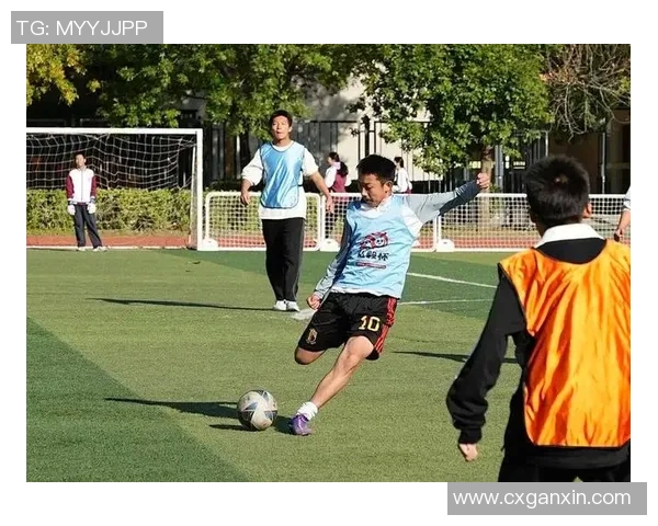 在绿茵场上悄然绽放的足球暗恋故事与青春梦想