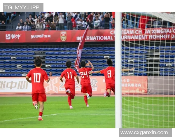 成都足球队配合引发热议球迷对战术和球员默契提出质疑